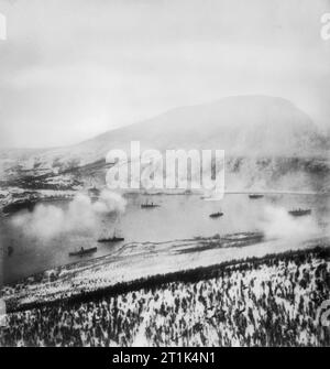 Die Wracks der Deutschen supply Schiffe versenkt oder Links Industriebrachen in Narvik in Norwegen nach dem Angriff der Royal Navy am 13. April 1940. Narvik Hafen Übersicht die Wracks der Deutschen supply Schiffe versenkt oder Verfallenen nach dem Überfall des Zweiten Zerstörerflottille am 13. April 1940 Links, der zweite British Naval Action aus Narvik. Stockfoto