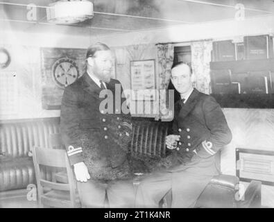 Hm-U-Boot HMS Thunderbolt, ehemals Thetis, nach ihrer Rückkehr in den Hafen nach einer Patrouille. 1940. Kapitän der Thunderbolt, lieut Cecil Ernest Crouch (rechts), im Gespräch mit Lieut J Stevens, der Oberleutnant im Depot. Stockfoto