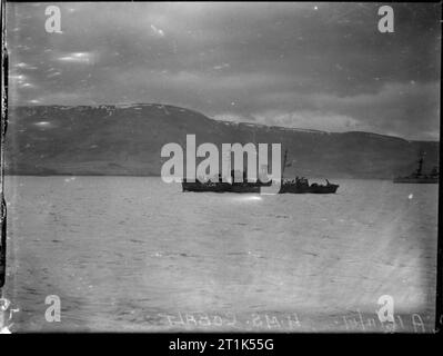 An Bord der HMS Victorious. 16. und 17. November 1941, bei Hvalfjord, Island. Die Corvette HMCS KOBALT Hvalfjord verlassen. Stockfoto