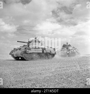 Sherman II-Panzer der Queen's Buchten (2 Dragoon Guards), 2. gepanzerte Brigade, bewegen bis zu den Alamein line, 24. Oktober 1942. Sherman II-Panzer der Queen's Buchten (2 Dragoon Guards), 2. gepanzerte Brigade, bewegen bis zu den Alamein line, 24. Oktober 1942. Stockfoto