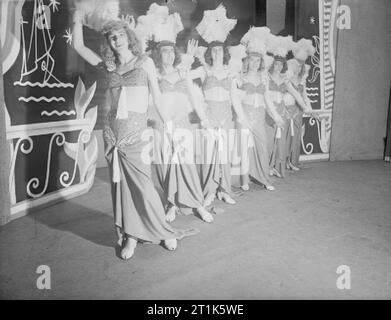 Freizeit und Unterhaltung während des Zweiten Weltkriegs der Streitkräfte: Sechs weiblichen Imitatoren in theatralischen Kostüm während einer Aufführung von 'Pacific Show Boat' am Lyric Theatre Hammersmith, London. Nach dem Londoner ausführen, diese Unterhaltung Party unterhalten Personal der Britischen Pazifikflotte. Stockfoto