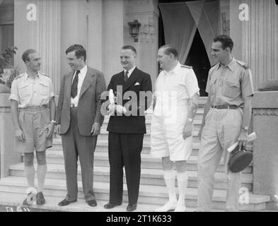 Herr Wendell Willkie in Alexandria. Während seiner Nahen Osten Tour Herr Wendell Willkie Met Admiral Sir Henry Harwood, General Maxwell und Drücker. 6. September 1942. (L und R) John Nixon, Herr Wendell Willkie, Larry Allen, Admiral Sir Henry Harwood und George Palmer. Stockfoto