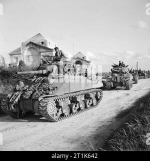 1. September 1944. Sherman Panzer der Britischen Guards Armoured Division, vorbei an der Australian National Memorial (Erster Weltkrieg) zwischen Amiens und Fouilloy (Somme, Frankreich) auf dem Weg nach Arras. Stockfoto