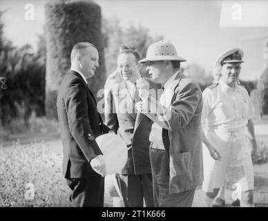 Herr Wendell Willkie in Alexandria. Während seiner Nahen Osten Tour Herr Wendell Willkie Met Admiral Sir Henry Harwood, General Maxwell und Drücker. 6. September 1942. Herr Wendell Willkie Gespräch mit Larry Allen. Stockfoto