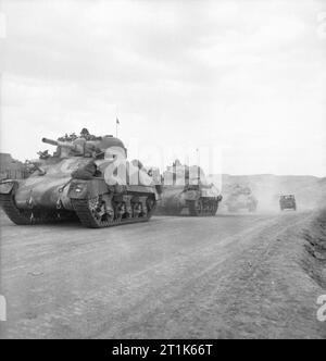 Sherman Panzer der Queen's Buchten (2 Dragoon Guards) voraus Durch das Gabes Lücke, Tunesien, 7. April 1943. Sherman Panzer der Queen's Buchten (2 Dragoon Guards) voraus Durch das Gabes Lücke, den 7. April 1943. Stockfoto