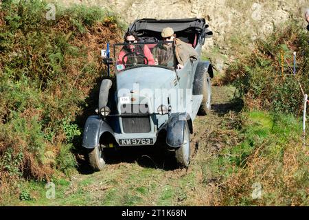 Badlands Farm, Kinnerton, Powys, Wales, Vereinigtes Königreich – Samstag, den 14. Oktober 2023 – die Teilnehmer fahren mit einem Trojan Utility ( Build 1927 ) über den schwierigen Off-Road-Kurs des Vintage Sports Car Club ( VSCC) walisischen Trials in der herrlichen Herbstsonne in Mid Wales. Foto Steven May / Alamy Live News Stockfoto