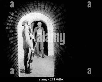 Soldaten der 51st Highland Division Tragen von Gasmasken während auf Aufgabe in einem Fort der Maginot-linie in Frankreich, 3. November 1939. 51St Highland Division in der Maginot-linie: Eine britische Sentry auf Aufgabe trägt eine Gasmaske in die unterirdische Passage in einem Fort der Maginot-linie. Stockfoto