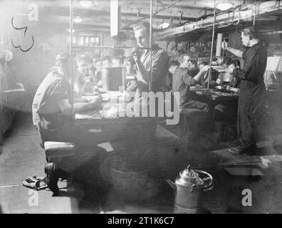 An Bord der HMS Rodney. September 1940 an Bord des Schlachtschiffes und im Hafen. Abendessen Zeit unten. Stockfoto