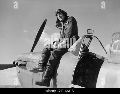 Flying Officer Leonard 'Ace' Haines von Nr. 19 Geschwader auf seinem Supermarine Spitfire Mk I bei Fowlmere in der Nähe von Duxford, September 1940. Flying Officer Leonard Haines von Nr. 19 Squadron sitzt das Cockpit seines Supermarine Spitfire Mk Ia bei Fowlmere, September 1940. Haines schossen Sechs feindliche Flugzeuge während der Schlacht von Großbritannien. Stockfoto