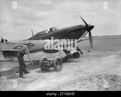 Royal Air Force - Frankreich, 1939-1940. Boden Besatzungsmitglieder mit einem fahrbaren-Druckspeicher starten Sie einen Hawker Hurricane Mark I der Nr. 501 Squadron RAF an Betheniville. Stockfoto