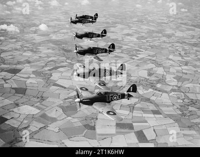 Hurricane Mk IIBs von 'B' Flug, Nr. 601 Squadron, in Duxford, 21. August 1941. Sechs Hurricane Mk IIBs von 'B' Flug, Nr. 601 Squadron RAF in Duxford, Cambridgeshire, fliegen in Steuerbord echelon Bildung in der Nähe Thaxted, Essex. Stockfoto