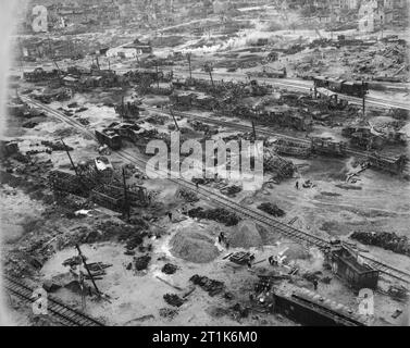 Royal Air Force Bomber Command, 1942-1945. Niedrige schräge Luftaufnahme des havarierten Fahrzeugen, die in der stark beschädigten Rangierbahnhöfe in Juvisy-sur-Orge, Frankreich. Die Werften wurden erfolgreich von Bomber Command auf den Nächten des 18./19. April und 7. Juni 1944, zur Unterstützung der alliierten Invasion in der Normandie angegriffen. Im Vordergrund französischen Arbeiter gesehen werden kann auf Bergung und Reparatur der Trümmer. Stockfoto