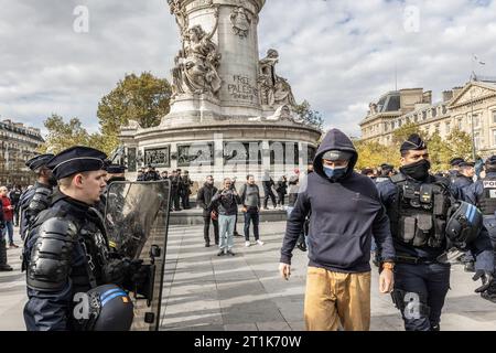 Saint Ouen, Paris, Frankreich. Oktober 2023. Eine Demonstration zur Unterstützung Palästinas findet trotz des Verbots des Innenministeriums am Place de la République in Paris statt. Einige Exzesse wurden in Paris begangen. Mindestens zehn Personen wurden verhaftet. (Kreditbild: © Sadak Souici/ZUMA Press Wire) NUR REDAKTIONELLE VERWENDUNG! Nicht für kommerzielle ZWECKE! Stockfoto