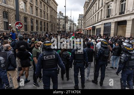 Saint Ouen, Paris, Frankreich. Oktober 2023. Eine Demonstration zur Unterstützung Palästinas findet trotz des Verbots des Innenministeriums am Place de la République in Paris statt. Einige Exzesse wurden in Paris begangen. Mindestens zehn Personen wurden verhaftet. (Kreditbild: © Sadak Souici/ZUMA Press Wire) NUR REDAKTIONELLE VERWENDUNG! Nicht für kommerzielle ZWECKE! Stockfoto