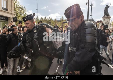 Saint Ouen, Paris, Frankreich. Oktober 2023. Eine Demonstration zur Unterstützung Palästinas findet trotz des Verbots des Innenministeriums am Place de la République in Paris statt. Einige Exzesse wurden in Paris begangen. Mindestens zehn Personen wurden verhaftet. (Kreditbild: © Sadak Souici/ZUMA Press Wire) NUR REDAKTIONELLE VERWENDUNG! Nicht für kommerzielle ZWECKE! Stockfoto