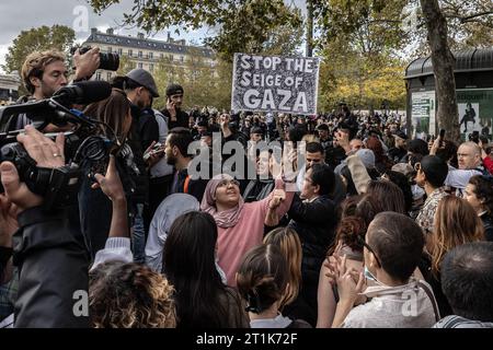 Saint Ouen, Paris, Frankreich. Oktober 2023. Eine Demonstration zur Unterstützung Palästinas findet trotz des Verbots des Innenministeriums am Place de la République in Paris statt. Einige Exzesse wurden in Paris begangen. Mindestens zehn Personen wurden verhaftet. (Kreditbild: © Sadak Souici/ZUMA Press Wire) NUR REDAKTIONELLE VERWENDUNG! Nicht für kommerzielle ZWECKE! Stockfoto