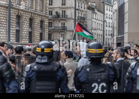 Saint Ouen, Paris, Frankreich. Oktober 2023. Eine Demonstration zur Unterstützung Palästinas findet trotz des Verbots des Innenministeriums am Place de la République in Paris statt. Einige Exzesse wurden in Paris begangen. Mindestens zehn Personen wurden verhaftet. (Kreditbild: © Sadak Souici/ZUMA Press Wire) NUR REDAKTIONELLE VERWENDUNG! Nicht für kommerzielle ZWECKE! Stockfoto