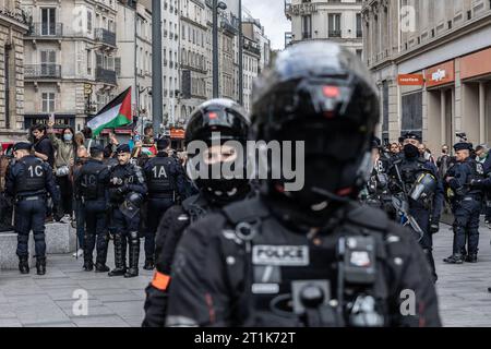 Saint Ouen, Paris, Frankreich. Oktober 2023. Eine Demonstration zur Unterstützung Palästinas findet trotz des Verbots des Innenministeriums am Place de la République in Paris statt. Einige Exzesse wurden in Paris begangen. Mindestens zehn Personen wurden verhaftet. (Kreditbild: © Sadak Souici/ZUMA Press Wire) NUR REDAKTIONELLE VERWENDUNG! Nicht für kommerzielle ZWECKE! Stockfoto