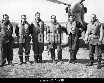 Piloten von Nr. 43 Squadron RAF an Wick, vor einem der Hawker der Einheit Hurrikane, April 1940 stehen. Piloten von Nr. 43 Squadron RAF an Wick, Caithness, vor einem Hawker Hurricane der Einheit markieren. Nach rechts: Sergeant J Arbuthnot Sergeant R Plenderleith Sergeant H J L Hallows Flying Officer J W Simpson Flight Lieutenant P W Townsend Pilot Officer H C Upton Links Stockfoto
