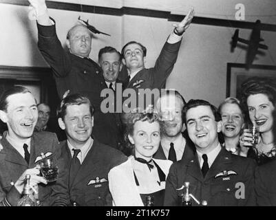 RAF Offiziere und Gäste feiern den ersten Jahrestag der Ankunft von Nr. 92 Squadron RAF in Biggin Hill, Kent, September 1941. Offiziere und Gäste feiern den ersten Jahrestag der Ankunft von No 92 Squadron RAF in Biggin Hill, Kent. Die Gruppe umfasst, in der ersten Reihe (von links nach rechts): Wing Commander J ein Kent, Flight-Lieutenant ein Bartley, Frau Wade, Flight-Lieutenant R Holland, Pilot Officer T Furt und zwei nicht identifizierte Damen; und in der Rückseite, Pilot Officer S Maitland-Thompson, Flying Officer Tom Weiss (Intelligence Officer) und Flying Officer G Wellum. Stockfoto