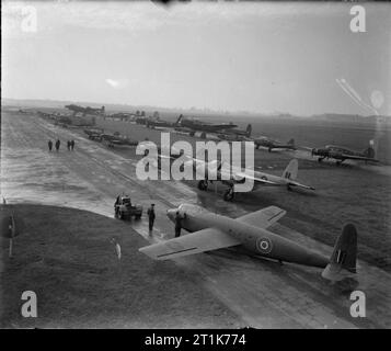 Royal Air Force Flying Training Befehl, 1940-1945. Flugzeuge des Reiches Central Flying School aufgereiht zur Anzeige bei Hullavington, Wiltshire. In der vorderen Reihe, von rechts nach links: De Havilland Mosquito, Hawker Typhoon, Supermarine Spitfire, Percival Proctor, Grumman Avenger, Hawker Hurricane und drei Meilen Meister. In der hinteren Reihe, von rechts nach links: Avro Anson, Fluggeschwindigkeit Oxford, De Havilland Tiger Moth, Avro Lancaster, Miles Magister, Vickers Wellington, Douglas Boston, Nordamerikanischen Mitchell, Meilen Master und Short Stirling. Im Vordergrund steht eine GAL Hotspur Segelflugzeug. Stockfoto