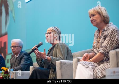 Marrakesch, Marokko. Oktober 2023. Die Ministerin für Entwicklungszusammenarbeit und Metropolitanpolitik, Caroline Gennez (C), wird während eines Besuchs der Entwicklungsministerin in Marokko am Samstag, den 14. Oktober 2023, bei einem Besuch der Weltgruppe für wirtschaftliche Integration der Jugend in der Region Marrakesch-Safi vor Ort besucht. BELGA PHOTO JONAS ROOSENS Credit: Belga News Agency/Alamy Live News Stockfoto