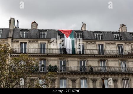 Saint Ouen, Paris, Frankreich. Oktober 2023. Die pro-palästinensische Bevölkerung hing die palästinensische Flagge an einem Gebäude gegenüber dem Place de République in Paris. (Kreditbild: © Sadak Souici/ZUMA Press Wire) NUR REDAKTIONELLE VERWENDUNG! Nicht für kommerzielle ZWECKE! Stockfoto