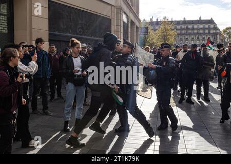 Saint Ouen, Paris, Frankreich. Oktober 2023. Eine Demonstration zur Unterstützung Palästinas findet trotz des Verbots des Innenministeriums am Place de la République in Paris statt. Einige Exzesse wurden in Paris begangen. Mindestens zehn Personen wurden verhaftet. (Kreditbild: © Sadak Souici/ZUMA Press Wire) NUR REDAKTIONELLE VERWENDUNG! Nicht für kommerzielle ZWECKE! Stockfoto