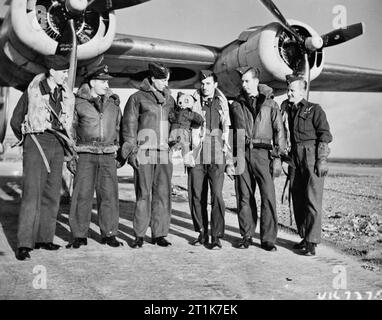 Royal Air Force 1939-1945 - Coastal Command Flying Officer Kenneth Owen "Kayo' Moore von Nr. 224 Squadron und seine Crew vor ihren Befreier V bei St-Eval, Juni 1944, nachdem er die einzige Mannschaft in den Küstengebieten Befehl zwei U-Boote in einem Sortie zu sinken. Sie erreicht dieses Kunststück in der Nacht vom 7/8 Juni 1944, beim Fliegen ein 'Kork' Patrol über das westliche Ende des Kanals. Von links Flying Officer A. S. Gibb (Navigator), Flying Officer J. M. Ketcheson (2 Pilot) und Unteroffiziere E.E. Davison, W. S. Foster, D. H. Greise und W. N. Werbeski (alle WOp/AGs). Will Davison ist der impo Stockfoto