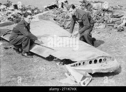 Royal Air Force 1939-1945 - Fighter Command Pilot Officer J Allen (rechts) und Flight Sergeant W Patterson, ein Nr. 96 Squadron Moskito Crew in West Malling, Umfrage das Wrack der Ju 88, die Sie erschossen in der Nähe von Cranbrook in Kent in der Nacht des 18./19. April 1944. Die Junkers war einer von acht feindliche Bomber der RAF Nacht zerstört - Kämpfer, die Nacht, die während des letzten Vorgangs Steinbock Raid auf London. Die Ju 88 A-4 gehörte zu 6 Staffel KG 6 (kampfgeschwader 6). Die Maschine wurde Code 3 E+BP Werknummer 2537. Unteroffizier Helmut Barbauer und Unteroffizier Friedrich Schork waren, gefangen genommen. Stockfoto