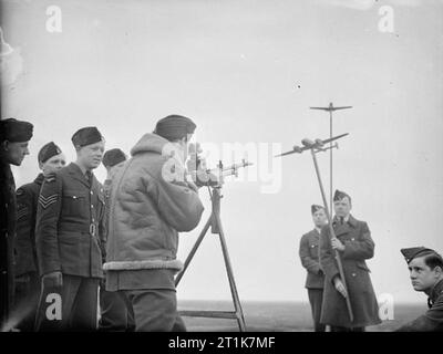 Royal Air Force Army C-Befehl, 1940-1943. Air gunners von Nr. 400 Squadron RCAF in Flugzeugen Anerkennung ausgebildet werden und die Beurteilung der Entfernungen von feindlichen Flugzeugen durch Modelle, in Odiham, Hampshire. Stockfoto