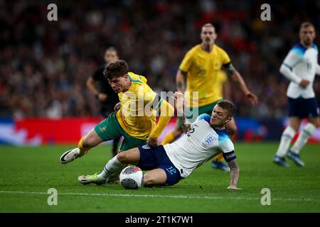 Jordan Bos aus Australien und Kieran Trippier aus England treten am Freitag, den 13. Oktober 2023, beim Internationalen Freundschaftsspiel zwischen England und Australien im Wembley Stadium in London um den Ball an. (Foto: Tom West | MI News) Credit: MI News & Sport /Alamy Live News Stockfoto