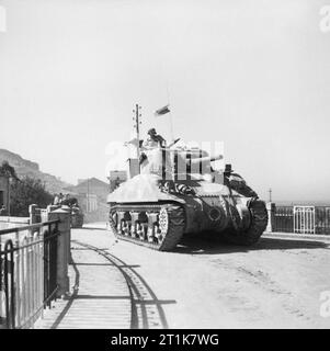 Der Landung der Alliierten in Italien, September 1943 - Reggio, Taranto und Salerno Reggio, 3 September 1943 (Operation Baytown): Ein Sherman Panzer fährt landeinwärts in Reggio um 9.30 Uhr. Stockfoto