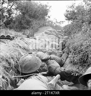 Der Landung der Alliierten in Anzio - 22. Januar 2002 bis 23. Mai 1944 britischen Soldaten aus deutschen Beschuss in einem flachen Graben nehmen in Breakout. Der Graben ist ähnlich wie bei vielen, die entlang der gegnerischen Front während der Lebensdauer der Brückenkopf gegraben wurden. Stockfoto