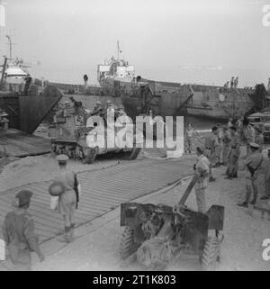 Der Landung der Alliierten in Italien, September 1943 - Reggio, Taranto und Salerno Reggio, 3 September 1943 (Operation Baytown): Gepanzerte Fahrzeuge kommen an Land in der Nähe von Reggio. Stockfoto