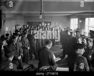 Royal Air Force Bomber Command, 1939-1941. Der kommandierende Offizier der Nr. 149 Squadron RAF spricht mit seinem Piloten, bei ihren Tätigkeiten im Zimmer in Mildenhall, Suffolk, bevor sie für die Nacht raid informiert werden. Stockfoto