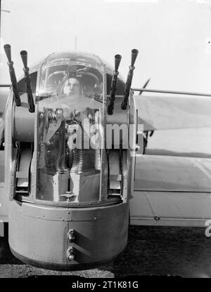 Royal Air Force Bomber Command, 1939-1940. Eine air Gunner sitzt am bereit im Nash und Thompson Typ FN4 hintere Revolver eines Armstrong Whitworth Whitley Mark V der Nr. 102 Squadron RAF in Driffield, Yorkshire. Stockfoto