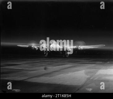 Royal Air Force Bomber Command, 1942-1945. Ein Avro Lancaster B Mark III der Nr. 619 Squadron RAF, in Fluter gefangen, während seine Motoren bei Nacht in Coningsby, Lincolnshire. Stockfoto