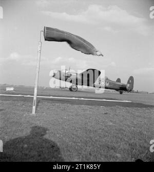 Royal Air Force Bomber Command, 1942-1945. Avro Lancaster B Mark I, DV 397' QR-W', Nr. 61 Squadron RAF taxying hinter den Windsack in Coningsby, Lincolnshire. DV 398 wurde während einer Razzia in Berlin verloren, Deutschland am 24. und 25. März 1944. Stockfoto