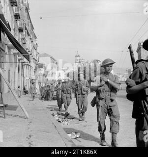 Der Landung der Alliierten in Italien, September 1943 - Reggio, Taranto und Salerno Salerno, 9. September 1943 (Operation Avalanche): Am 10. September, britische Truppen in die Stadt Salerno. Infanterie werden gesehen, die sich durch die Straßen. Stockfoto