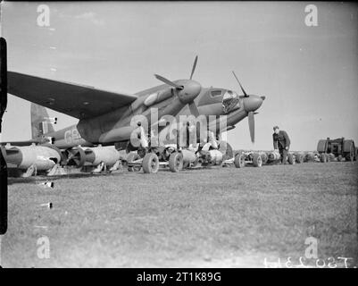 Royal Air Force Bomber Command, 1942-1945. Waffenexperten vorbereiten Zum 500-lb MC Bomben in De Havilland Mosquito B Mark IV, DZ 483 'GB-R' laden, der an Nr. 105 Squadron RAF Marham, Norfolk, in der Vorbereitung für eine Nacht Raid auf Berlin, Deutschland durch Flugzeuge von Nr. 2 Gruppe. Zwei Wochen später, DZ 483 stürzte auf Marham beim Versuch, auf einen Motor zu Land, auf der Rückkehr von der low-level-Raid auf Jena. Seine Besatzung, Flying Officer A J Rae und Flying Officer K S Bush, waren beide getötet. Stockfoto