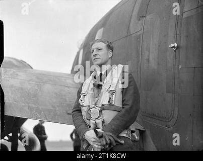 Royal Air Force Bomber Befehl, 1942-1945. Wing Commander R H Junge, der kommandierende Offizier von Nr. 464 Squadron RAAF, an seiner Lockheed Ventura Mark II in Feltwell, Norfolk, kurz nachdem er die Nr. 2 der Gruppe Venturas auf der erfolgreichen Tageslicht Raid auf der Philips Radio und das Ventil arbeitet in Eindhoven, Holland, (Betrieb OYSTER), am 6. Dezember 1942. Stockfoto