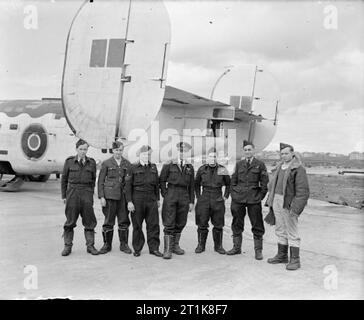 Royal Air Force Coastal Command, 1939-1945. Flight Lieutenant ein W Fraser und seiner Crew stehen vor Ihrer konsolidierten Befreier Mark I, BIN 929 'H', der Nr. 120 Squadron RAF, in Reykjavik, Island, nach dem Untergang der Deutschen Typ IXD2 U-Boot U-200 am 24. Juni 1943. Fraser war eine Bar zu seinem DFC, den Angriff auf das U-Boot im Angesicht der ermittelten Luftabwehrfeuer zugesprochen, und für seine beschädigte Flugzeug und Besatzung sicher wieder zum Ausgangspunkt nach der Verlobung. Von links nach rechts: Sergeant ein W Parsons (Flight Engineer), Flight-Sergeant K Johnson (wireless Storageklassen/air Gunner), Flight-Sergeant W Stockfoto