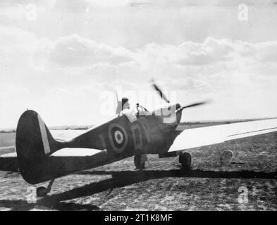 Luft Ministerium Zweiten Weltkrieg Offizielle Sammlung. Supermarine Spitfire von Nr. 19 Squadron RAF (von squadron Code QV identifiziert). Erscheint ein Mk I, möglicherweise an RAF Fowlmere. Stockfoto