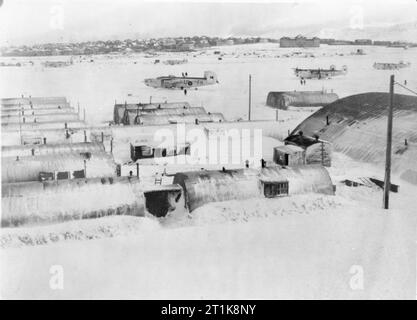 Royal Air Force Coastal Command, 1939-1945. Snowed-technische Hütten und Flugplatz in Reykjavik, Island, während einer Flaute im Blizzard, die die Insel zwischen dem 21. und 27. Februar 1945 getroffen. Konsolidierte Befreier GR Markierung gegenüber der Nr. 53 Squadron RAF sind auf dem Flugplatz geparkt. Stockfoto