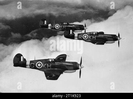 Royal Air Force Fighter Command, 1939-1945. Drei Curtiss Tomahawk von Nr. 403 Squadron RCAF an Baginton, Warwickshire, fliegen in "Vic" Bildung von Wolken. Im Vordergrund steht eine Mark I, AH 878'KH-G', begleitenden zwei Mark IIAs, AH 882'KH-R' und AH 896'KH-H'. Diese waren unter den ersten, die Tomahawks squadron Service mit der RAF, obwohl 403 Squadron Sie nur für eine kurze Zeit in der Armee die Zusammenarbeit Rolle vor der Konvertierung zu Supermarine Spitfires im Mai 1941 betrieben. Stockfoto