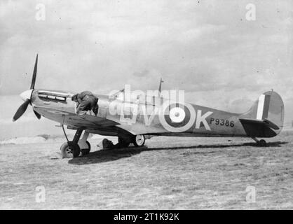 Royal Air Force Fighter Command, 1939-1945. Supermarine Spitfire Mk IA, P9368 "QV-K', der Nr. 19 Squadron RAF, zwischen Einsätze bei Fowlmere, Cambridgeshire Rearmed. P9368 wurde oft von dem kommandierenden Offizier, Andy Squadron-Leader B J E' Lane geflogen, und war auch die bevorzugte Flugzeuge von 'A' Flight commander Flight-Lieutenant W J "Landwirt" Lawson. Stockfoto