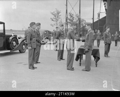 Royal Air Force Fighter Command, 1939-1945. King George VI gratuliert Flight-Lieutenant ein C Deere, auf ihm Verzieren mit dem Distinguished Flying Cross in Hornchurch, Essex. Die King's Links steht Air Chief Marshal Sir Hugh Dowding, Air Offizier Commander-in-chief, Fighter Command. Stockfoto