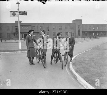 Royal Air Force Medical Services, 1939-1945. Krankenpflege Schwestern von Prinzessin Mary's Royal Air Force Pflegedienst für ein dienstfreier Reise in die Stadt aus der RAF Allgemeine Krankenhaus in Ely, Cambridgeshire vorbereiten. Stockfoto