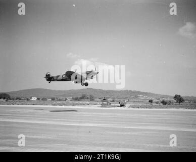 Operationen der Royal Air Force in Malta, Gibraltar und dem Mittelmeer, 1940-1945. Operation DRAGOON: Die alliierte Invasion Südfrankreichs. Spitfire LF Mark IX, MH763 ?RN-S?, von der No. 72 Squadron RAF mit Sitz in Calvi, Korsika, landet auf dem neu errichteten Landeplatz in Ramatuelle in Südfrankreich, gesteuert vom Flugleutnant Prinz Emanuel Galitzine. Stockfoto